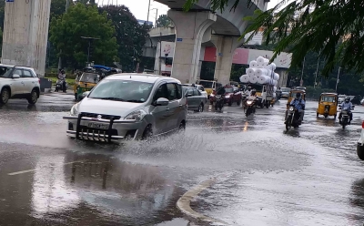 Heavy rains pound Hyderabad, suburbs; cause traffic snarls | Heavy rains pound Hyderabad, suburbs; cause traffic snarls