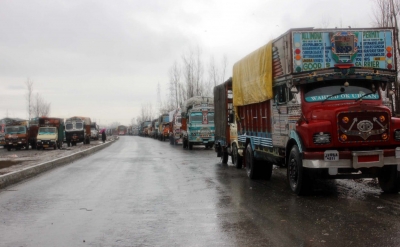 Traffic stopped at Jammu-Sringar highway due to repair work | Traffic stopped at Jammu-Sringar highway due to repair work