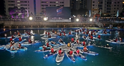 Busan Film Fest offers movie-watching experience on beach paddleboards! | Busan Film Fest offers movie-watching experience on beach paddleboards!