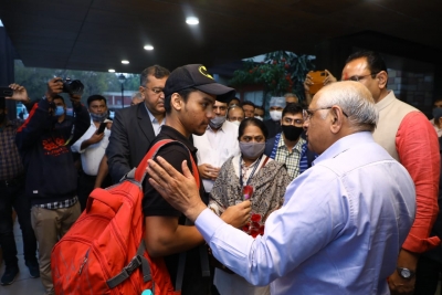 100 Gujarat students return home from Ukraine | 100 Gujarat students return home from Ukraine