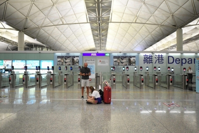 HK airport operates full-body disinfection channel, deploys robots | HK airport operates full-body disinfection channel, deploys robots