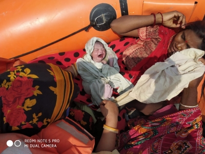 Woman gives birth to baby girl born on NDRF rescue boat in flood-hit Bihar | Woman gives birth to baby girl born on NDRF rescue boat in flood-hit Bihar
