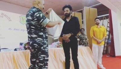 Manoj Bajpayee interacts with 200 CRPF Jawans in Jharkhand | Manoj Bajpayee interacts with 200 CRPF Jawans in Jharkhand