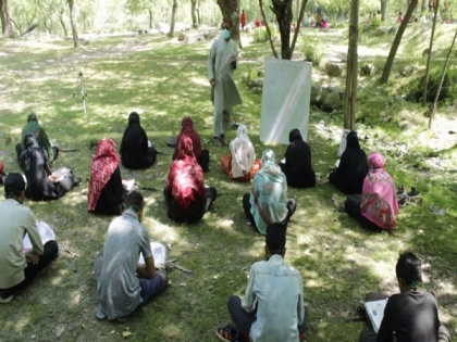 Open-air community classes started in J-K's Anantnag due to lack of digital access | Open-air community classes started in J-K's Anantnag due to lack of digital access