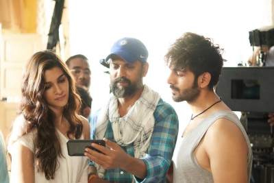 Kriti recalls 'Luka Chuppi' memories on 'Mimi' set | Kriti recalls 'Luka Chuppi' memories on 'Mimi' set Kriti recalls 'Luka Chuppi' memories on 'Mimi' set | Kriti recalls 'Luka Chuppi' memories on 'Mimi' set