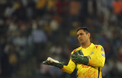 Dhoni dons wicketkeeper's gloves once again | Dhoni dons wicketkeeper's gloves once again