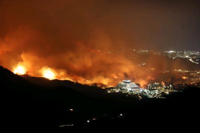 Firefighters struggle to contain S.Korea mountain blaze | Firefighters struggle to contain S.Korea mountain blaze