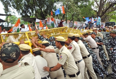 Delhi Police detains IYC members protesting at Jantar Mantar | Delhi Police detains IYC members protesting at Jantar Mantar