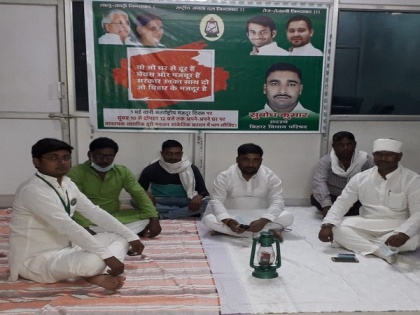 RJD organises symbolic protest in Bihar to bring back migrant labourers | RJD organises symbolic protest in Bihar to bring back migrant labourers