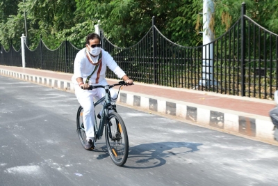UP minister cycles to work for 'green' cause | UP minister cycles to work for 'green' cause