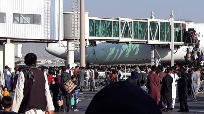 Chaos as people running around in Kabul airport to board flights | Chaos as people running around in Kabul airport to board flights