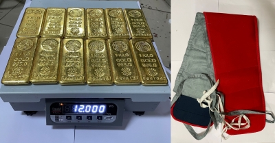 Six held at Mumbai airport with 12 kg gold worth Rs 5.38 crore | Six held at Mumbai airport with 12 kg gold worth Rs 5.38 crore Six held at Mumbai airport with 12 kg gold worth Rs 5.38 crore | Six held at Mumbai airport with 12 kg gold worth Rs 5.38 crore