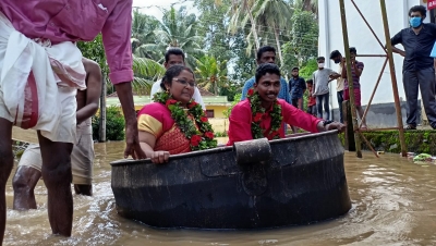 Kerala couple arrives on a cooking vessel for marriage | Kerala couple arrives on a cooking vessel for marriage