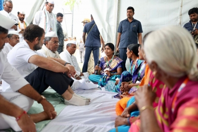 Amid heavy drizzle, Rahul addresses public meet in Mysuru | Amid heavy drizzle, Rahul addresses public meet in Mysuru