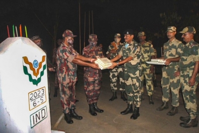 BSF, BGB exchange sweets at various posts on Diwali | BSF, BGB exchange sweets at various posts on Diwali