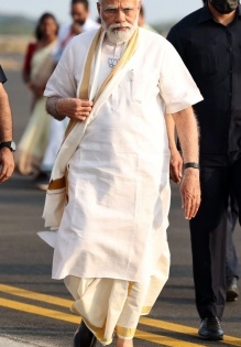 PM Modi arrives at Kochi in traditional Kerala attire | PM Modi arrives at Kochi in traditional Kerala attire