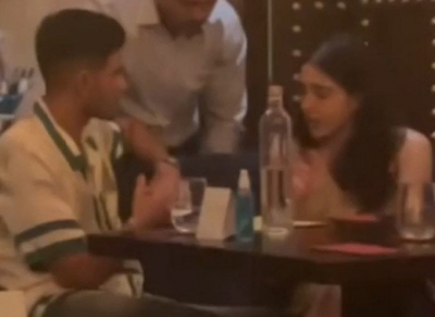 Sara Ali Khan seen having dinner with cricketer Shubman Gill at Mumbai restaurant | Sara Ali Khan seen having dinner with cricketer Shubman Gill at Mumbai restaurant