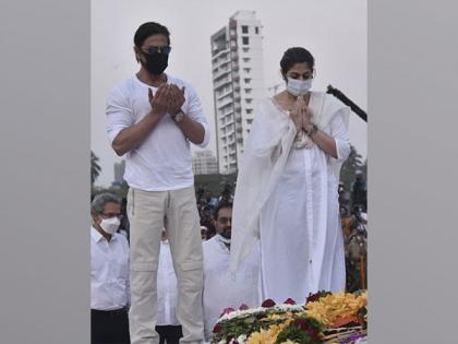 Here's how netizens are reacting to SRK raising his hands in dua at Lata Mangeshkar's funeral | Here's how netizens are reacting to SRK raising his hands in dua at Lata Mangeshkar's funeral
