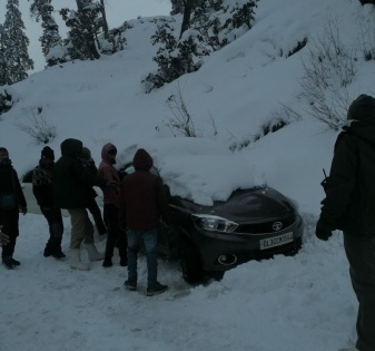 'Team Raptors' hailed for rescuing tourists stuck on icy Manali roads | 'Team Raptors' hailed for rescuing tourists stuck on icy Manali roads