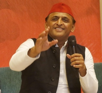 'Red is colour of change', Akhilesh hits back at Modi | 'Red is colour of change', Akhilesh hits back at Modi