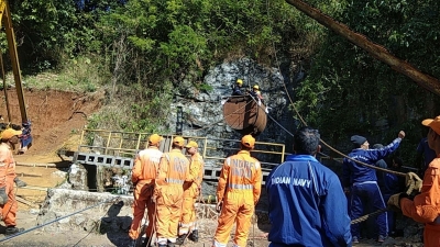 Navy, NDRF operations on as 5 miners trapped in Meghalaya mine | Navy, NDRF operations on as 5 miners trapped in Meghalaya mine