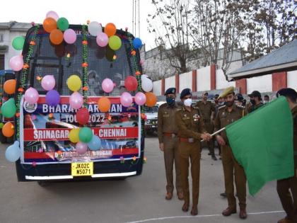 J-K: IGP Kashmir flags off Bharat Darshan tour-2022 | J-K: IGP Kashmir flags off Bharat Darshan tour-2022
