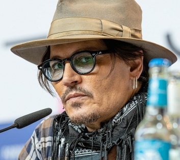 Johnny Depp shaves off beard, looks almost unrecognisable | Johnny Depp shaves off beard, looks almost unrecognisable
