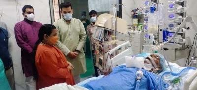 Uma Bharti visits Kalyan Singh in hospital | Uma Bharti visits Kalyan Singh in hospital