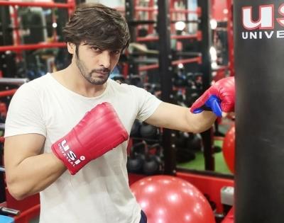 TV star Ashish Dixit enjoys fitness boxing after shoots | TV star Ashish Dixit enjoys fitness boxing after shoots