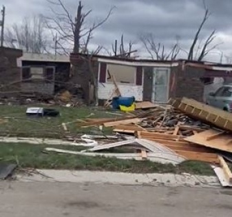 'Extremely dangerous' tornado kills 2 in US state | 'Extremely dangerous' tornado kills 2 in US state