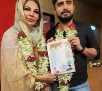 After denying the news, Rakhi's husband announces they are married | After denying the news, Rakhi's husband announces they are married