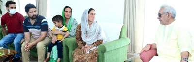 J&K L-G meets family of Kashmiri Pandit killed by terrorists, assures help | J&K L-G meets family of Kashmiri Pandit killed by terrorists, assures help