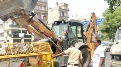 Demolition drive begins in Delhi's KN Katju Marg | Demolition drive begins in Delhi's KN Katju Marg