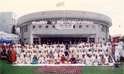 Photo of BJP's 1996 National Executive, held in Bhopal office razed last week, surfaces | Photo of BJP's 1996 National Executive, held in Bhopal office razed last week, surfaces