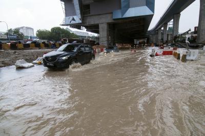 Death toll from Malaysia's floods rises to 17; nearly 70,000 displaced | Death toll from Malaysia's floods rises to 17; nearly 70,000 displaced