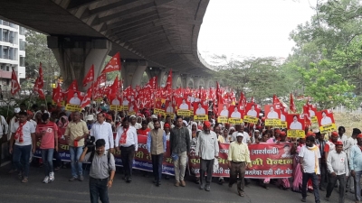 Maha farmers spurn CM's dole, start Nashik-Mumbai 'long march' | Maha farmers spurn CM's dole, start Nashik-Mumbai 'long march'