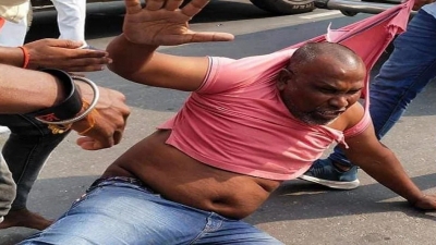 Man dragged on road for showing black flag to Nishad Party chief in UP | Man dragged on road for showing black flag to Nishad Party chief in UP Man dragged on road for showing black flag to Nishad Party chief in UP | Man dragged on road for showing black flag to Nishad Party chief in UP