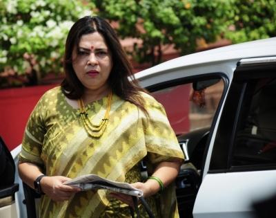 'Satyarthi' from outside, corrupt from inside: Meenakshi Lekhi slams AAP | 'Satyarthi' from outside, corrupt from inside: Meenakshi Lekhi slams AAP