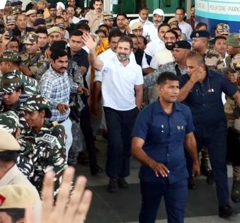 Rahul gets rousing welcome at Delhi airport, Sonia reaches his residence | Rahul gets rousing welcome at Delhi airport, Sonia reaches his residence