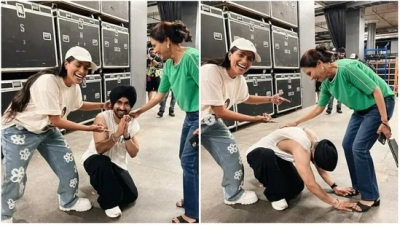 Diljit falls at the feet of YouTuber Lilly Singh's mom at Toronto concert | Diljit falls at the feet of YouTuber Lilly Singh's mom at Toronto concert