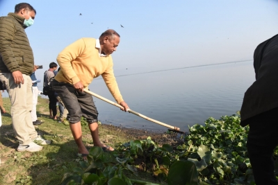 Assam Minister launches cleanliness drive in Deepor Beel lake | Assam Minister launches cleanliness drive in Deepor Beel lake