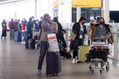 Heathrow orders airlines to stop selling tickets as airports battle recruitment crisis | Heathrow orders airlines to stop selling tickets as airports battle recruitment crisis Heathrow orders airlines to stop selling tickets as airports battle recruitment crisis | Heathrow orders airlines to stop selling tickets as airports battle recruitment crisis