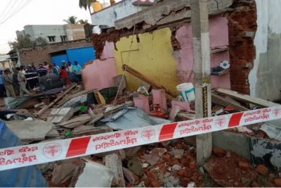 LPG cylinder blast brings down a house in K'taka | LPG cylinder blast brings down a house in K'taka