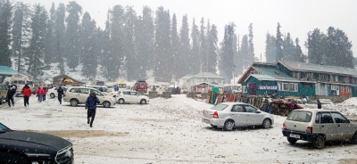 Fresh snowfall ends month-long dry spell bringing cheer to tourists, locals in Kashmir | Fresh snowfall ends month-long dry spell bringing cheer to tourists, locals in Kashmir