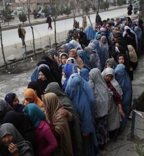 Under Taliban regime poor Afghan women beg at bakeries to feed children | Under Taliban regime poor Afghan women beg at bakeries to feed children