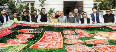 Sonia Gandhi sends 'chadar' to Ajmer Dargah | Sonia Gandhi sends 'chadar' to Ajmer Dargah Sonia Gandhi sends 'chadar' to Ajmer Dargah | Sonia Gandhi sends 'chadar' to Ajmer Dargah