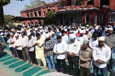 Bengal police disperse large Friday prayer gathering | Bengal police disperse large Friday prayer gathering