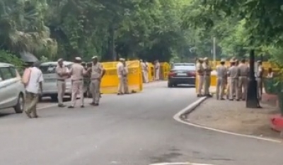 Additional police force deployed outside Cong HQ, Sonia Gandhi's residence | Additional police force deployed outside Cong HQ, Sonia Gandhi's residence Additional police force deployed outside Cong HQ, Sonia Gandhi's residence | Additional police force deployed outside Cong HQ, Sonia Gandhi's residence