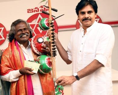 Pawan Kalyan honours folk artiste Mogulaiah of 'Bheemla Nayak' title song fame | Pawan Kalyan honours folk artiste Mogulaiah of 'Bheemla Nayak' title song fame
