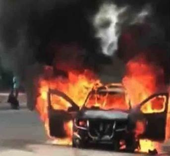Car catches fire on Noida Expressway, occupants jump out to save themselves | Car catches fire on Noida Expressway, occupants jump out to save themselves